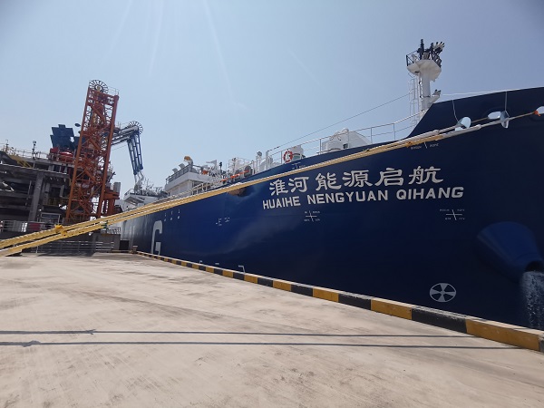 九游体育网站：助力上海港绿色能源中心建设！上海洋山港LNG燃料加注再添“新生力量”(图1)