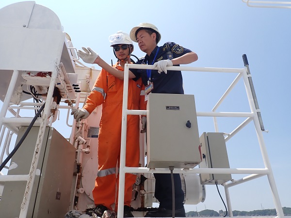 九游体育网站：助力上海港绿色能源中心建设！上海洋山港LNG燃料加注再添“新生力量”(图2)