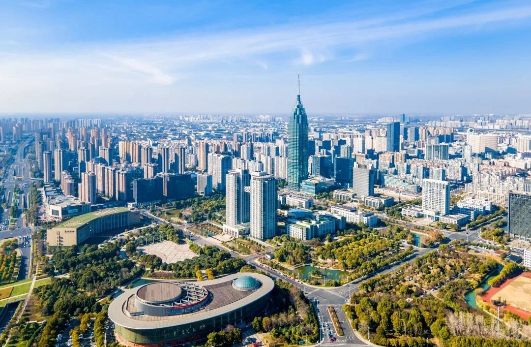 【人民城市·温情中国】“新能源之都”引领百姓绿色生活(图1)