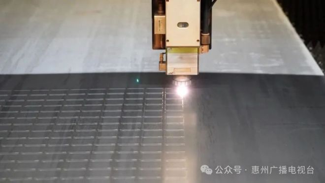 九游体育网站：犀利！这家企业3分钟下线一台节能空压机(图1)