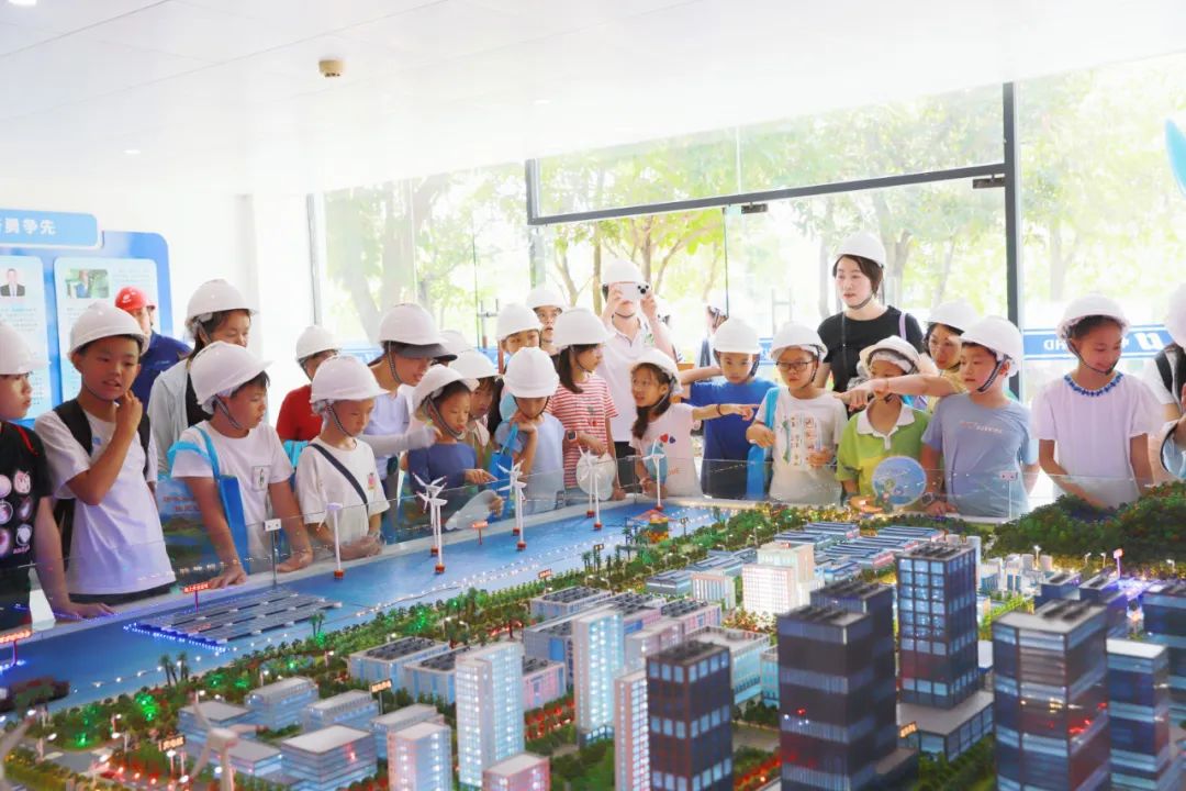 走进绿色能源基地探秘绿色低碳发展新图景——市生态环境局开展“碳路先锋绿动未来”2025年南宁市全国低碳日活动(图3)