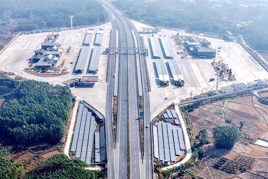 九游体育网站：广西首个全路域全场景交能融合项目全线并网发电(图1)