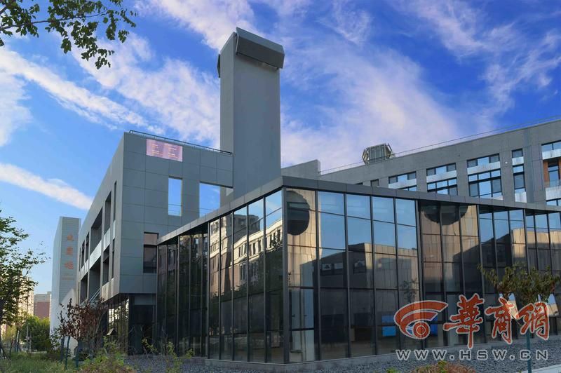 聚焦陕西民营经济高质量发展“光伏外衣”赋能建筑：创新港科研7号楼打造全国首个建筑外立面光伏一体化(图1)